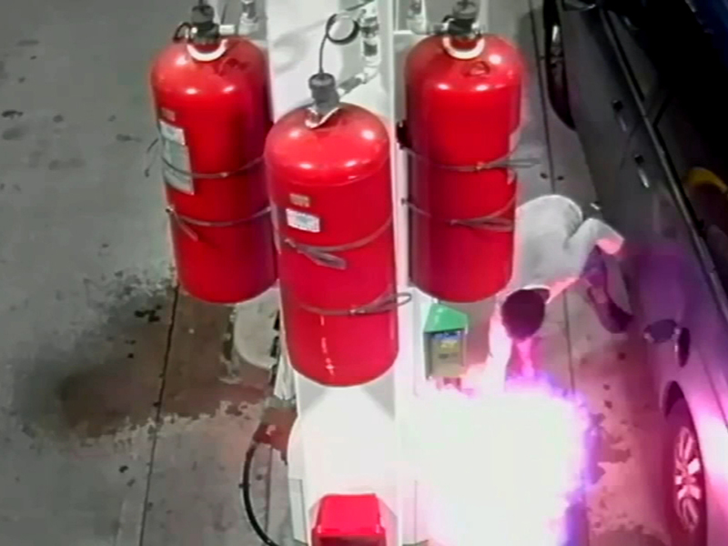 شاهد بالفيديو: تصرف متهور من عامل في محطة وقود أمريكية ينتهي بكارثة!